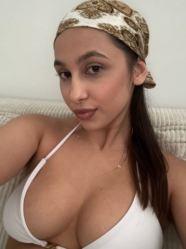 Woman photographed in casual indoor photoshoot in Mönchengladbach
