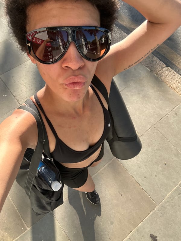 Sunny London afternoon: yoga gear, sidewalk stroll, selfie stop.