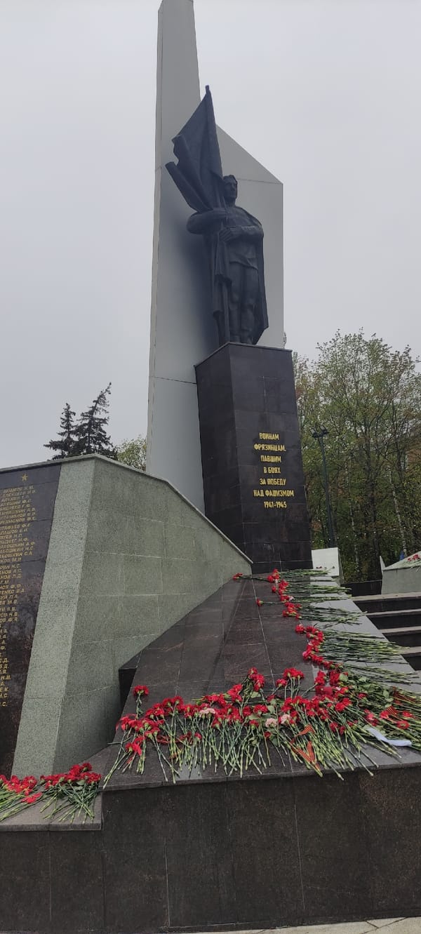 Morning walk through Fryazino monuments and public spaces documented