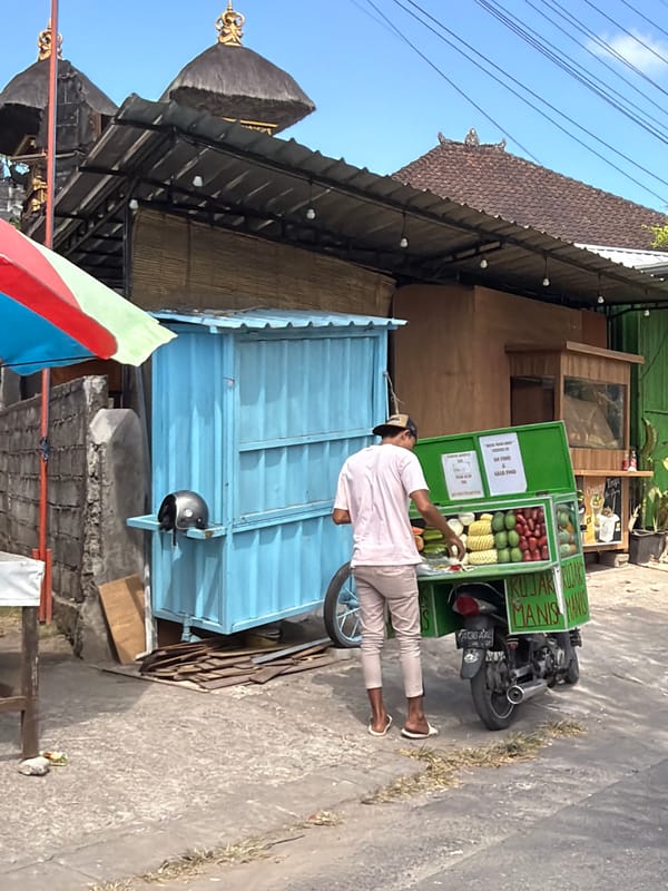 Street fruit cart and a quick selfie in Kuta Selatan