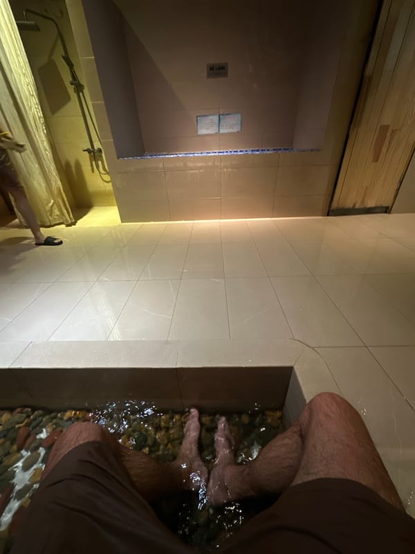A relaxed Da Nang afternoon: spa, áo dài café, and a temple visit