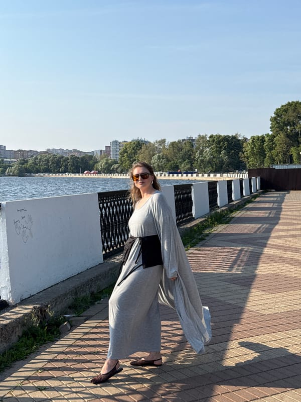 Sunny waterfront photo session in Izhevsk, Russia