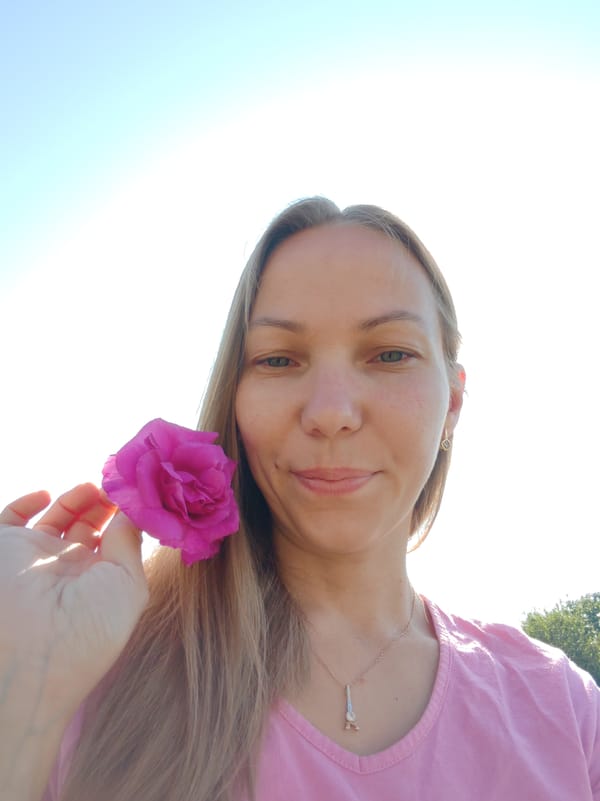 Flowers and selfies on a sunny summer day in Chukhloma