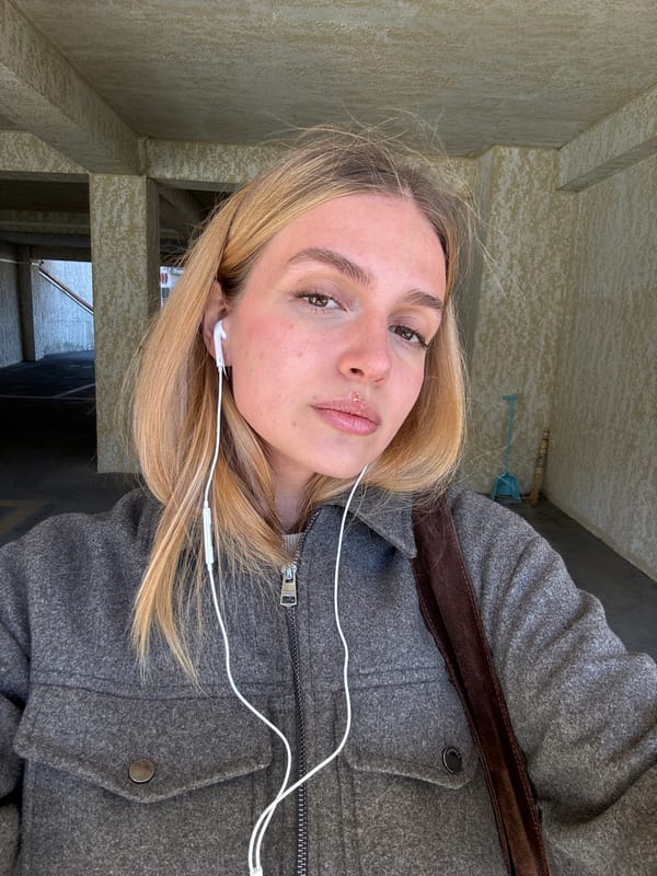 Morning street photography captures spring scenes across Tbilisi