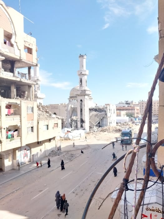 Witnesses document damaged buildings, aid distribution in Khan Yunis
