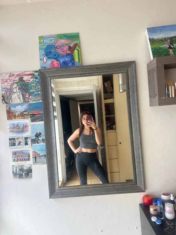 Woman takes mirror selfie in workout clothes, Puebla