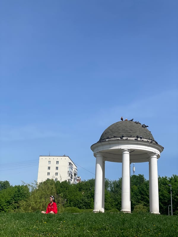 Morning park life captured in central Moscow