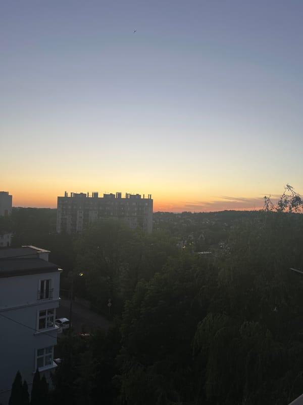 Witness documents complete urban sunset sequence over 85 minutes