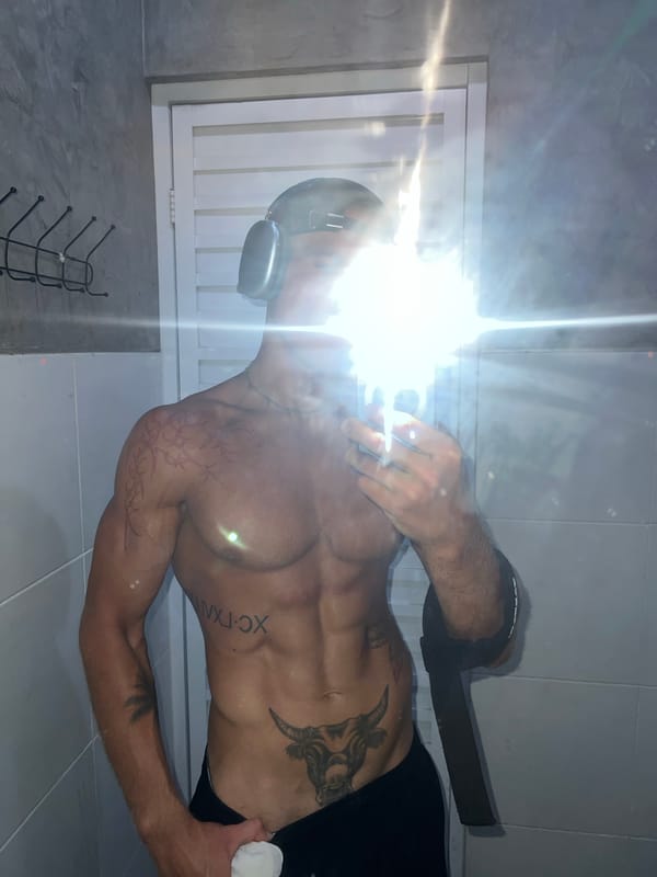 Selfies in North Kuta: bathroom shots and Balinese sculpture backdrop