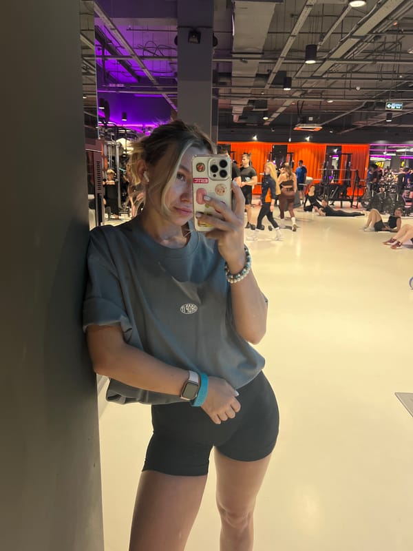 Woman takes gym selfie in Voronezh fitness studio