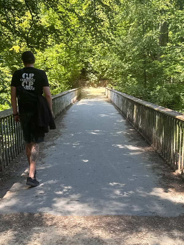 Candid moments on a Brussels pedestrian bridge, summer afternoon