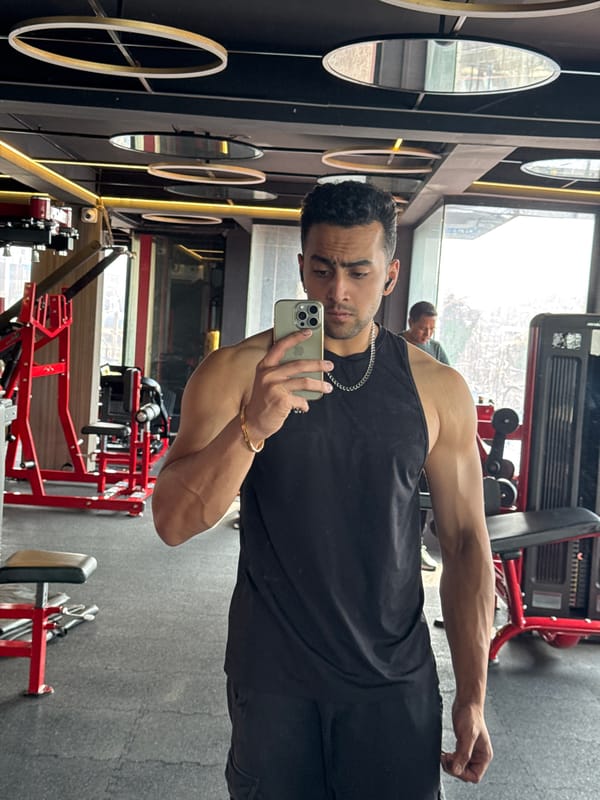 Man documents gym workout with selfies in Kolkata