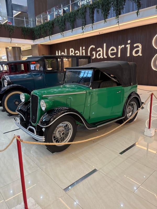 Vintage car exhibition draws crowds at Kuta shopping mall