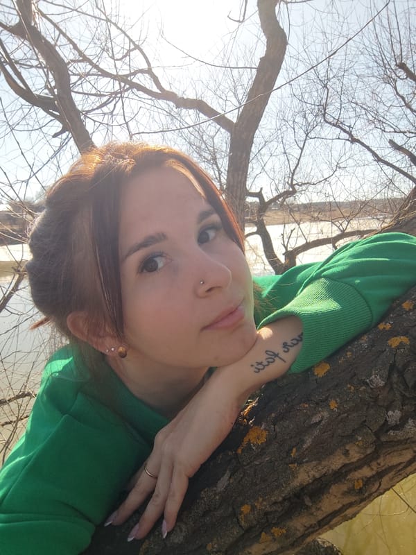 Woman photographed in forest, children's playroom documented in Фоки