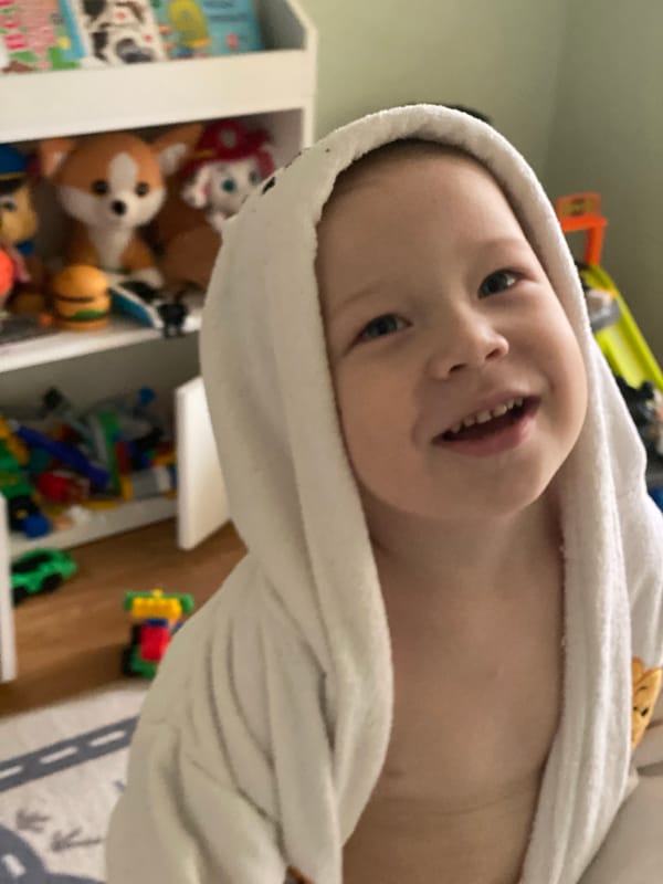 Family bath time and toy play documented in Sochi