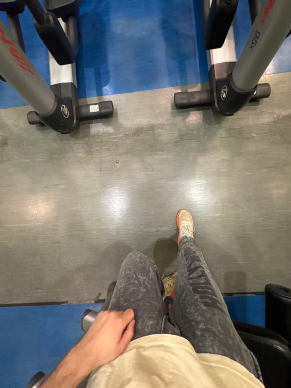 Late-night gym workout captured in Mexico City
