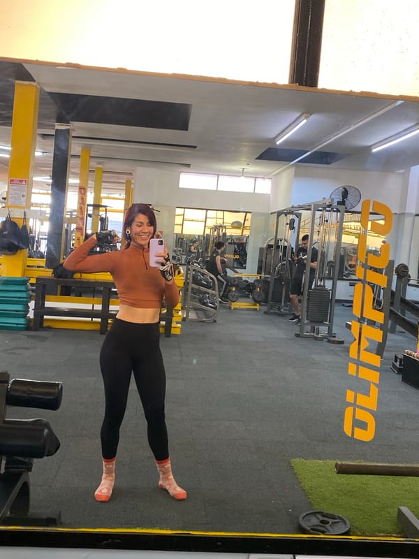 Woman documents workout routine at Argentine gym