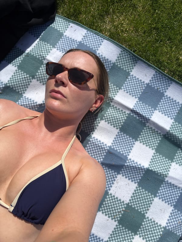 Sunny afternoon draws sunbathers, dog walkers to Glasgow park