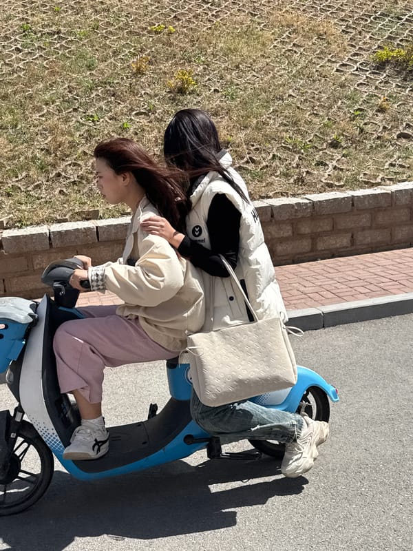 Morning street scenes captured in Zhongtun, China