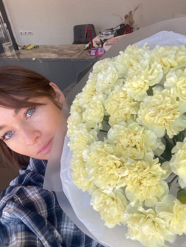 Woman spotted with yellow carnation bouquet in Ust-Ilimsk