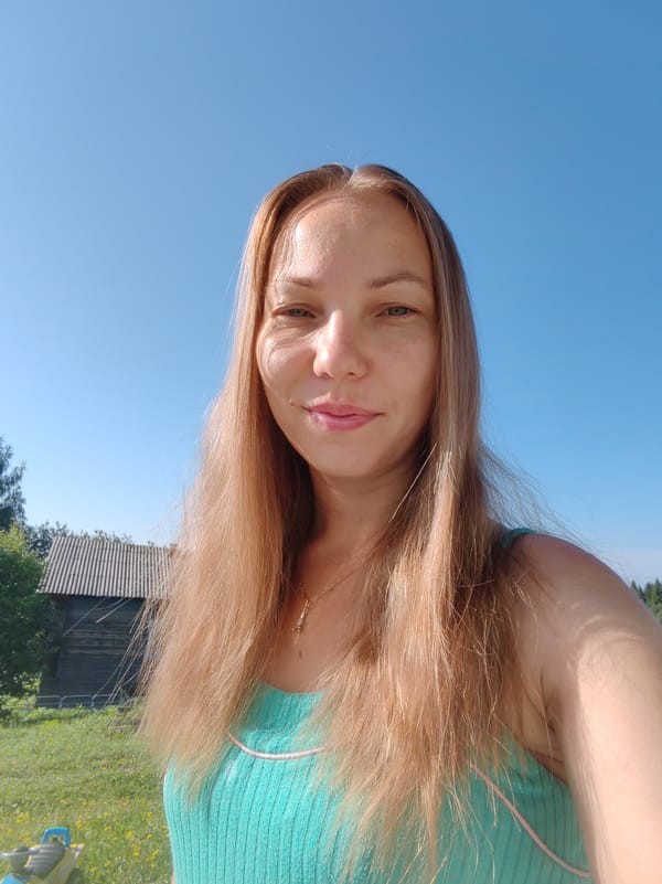 Sunny morning selfies and garden flowers in rural Chukhloma