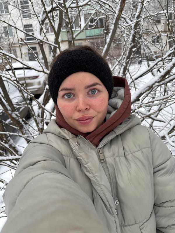 Woman documents fresh April snowfall in Izhevsk, Russia
