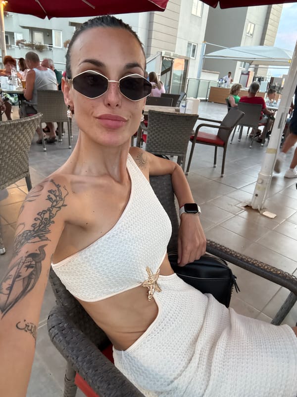 Resort afternoon in Aksu: selfies, sunset views, and buffet dining
