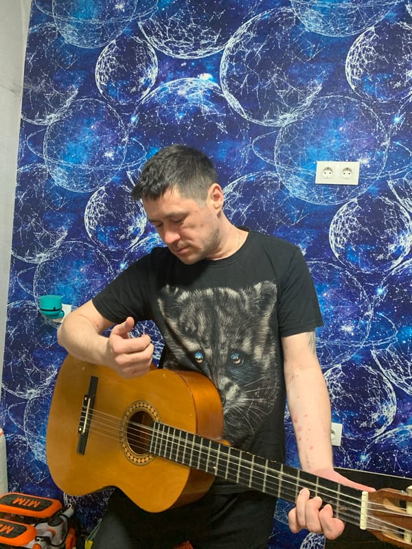 Guitar playing and nighttime car scenes documented in Izhevsk