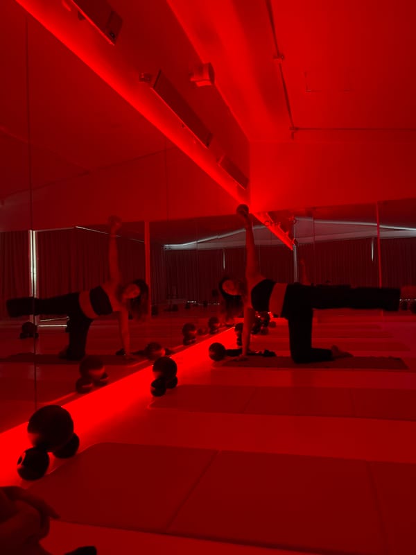 Yoga session with dumbbell resistance in Mexico City studio