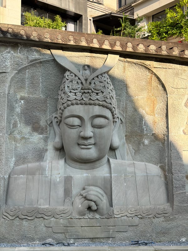 Nan'an plaza scene: stone carvings, pigeons, and casual foot traffic