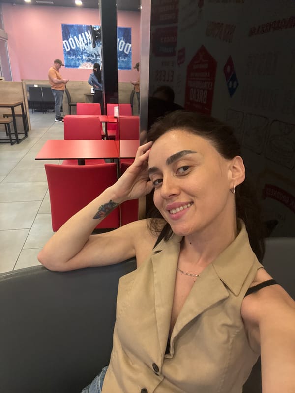 Woman documents casual afternoon pizza outing in Tbilisi