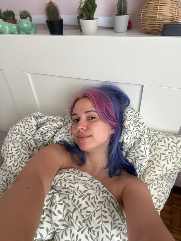 Morning personal moments captured in Gijón home with Russian messages