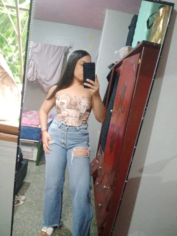 Woman takes mirror selfies in Valle de La Pascua bedroom