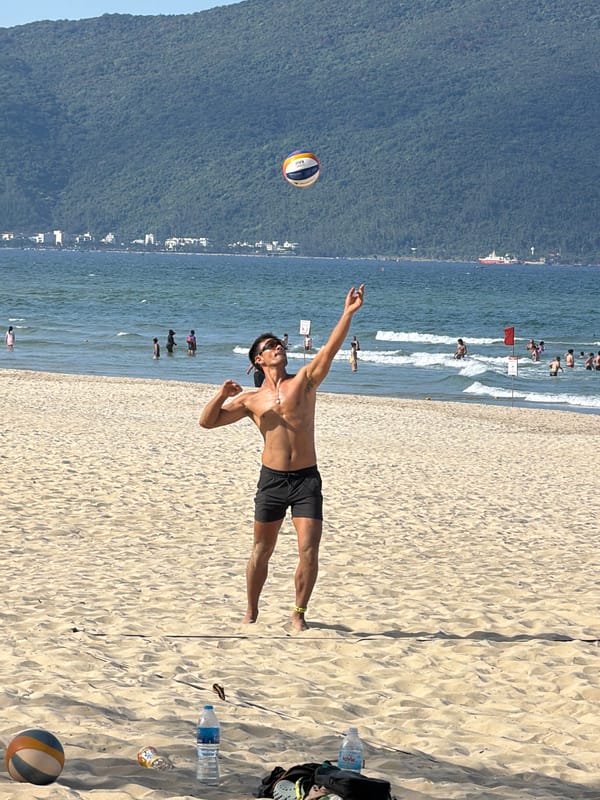Morning beach volleyball draws crowds to Đà Nẵng shores