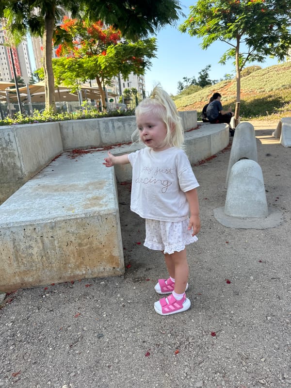 Afternoon stroll through a sunny Petah Tikva park