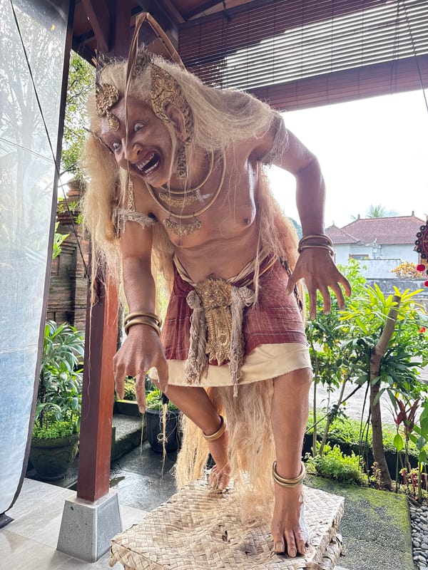 Balinese effigy and signage at a Payangan cultural spot