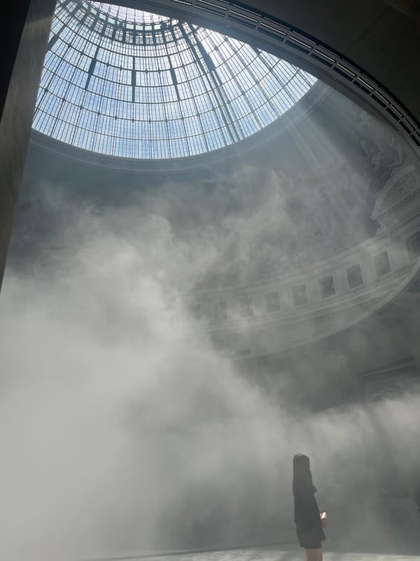 Fog installation transforms Paris Bourse atrium into misty spectacle