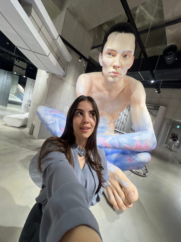 Woman takes creative selfies at Seoul art gallery