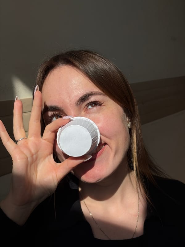 Woman documents playful morning routine in Izhevsk apartment