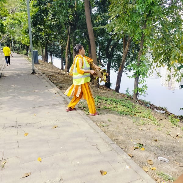 Early morning Dhaka street scenes show work, traffic, leisure