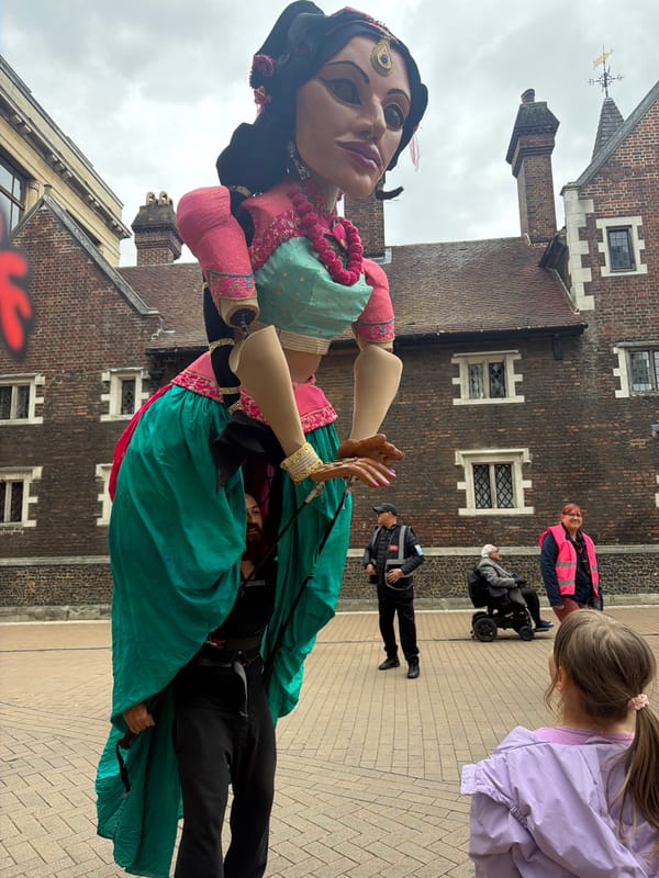 London street performances and daily life captured by witnesses