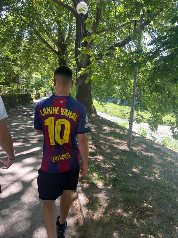 Person in Barcelona Yamal jersey spotted in Blagoevgrad park