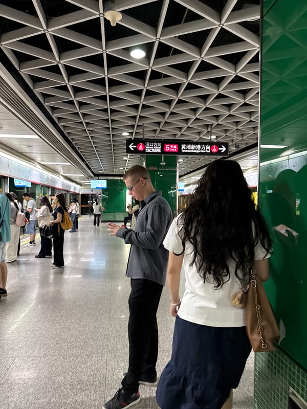 Ordinary street life documented in Tianhe District subway stations