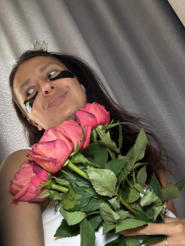 Woman documents early morning routine with selfies in Russia