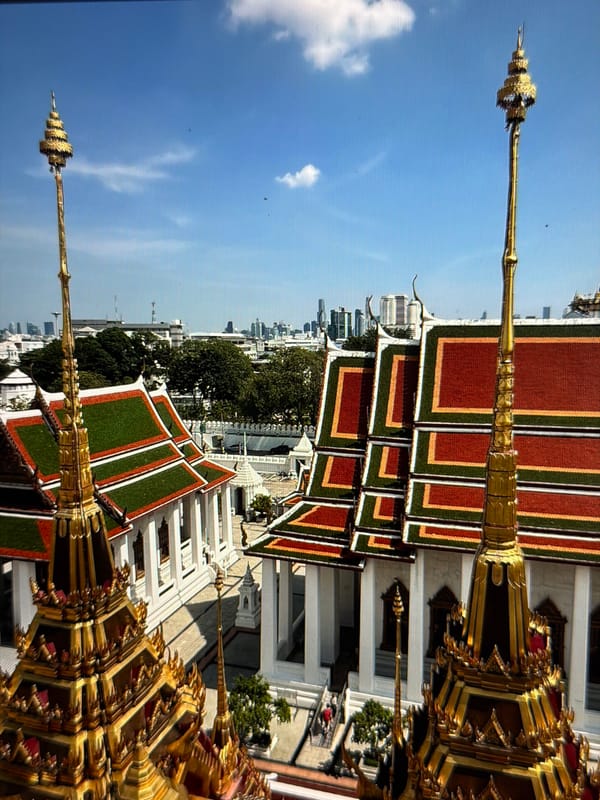 Woman takes mirror selfies in athletic wear, Đà Nẵng