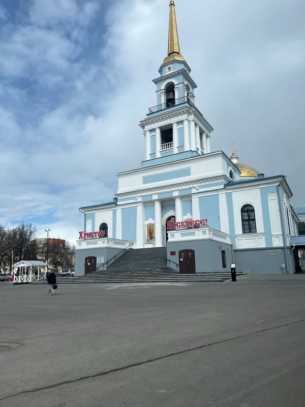 Tourist captures church, swimming pool, waterfront scenes in Votkinsk