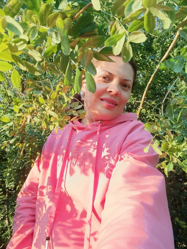 Afternoon selfie session in a Saratov park, pink hoodie throughout