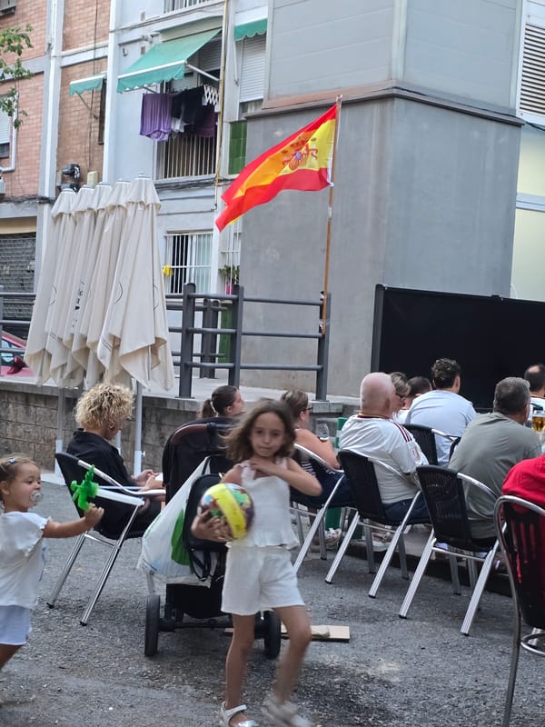 Evening crowd at Bar La Parra, Cornellà de Llobregat