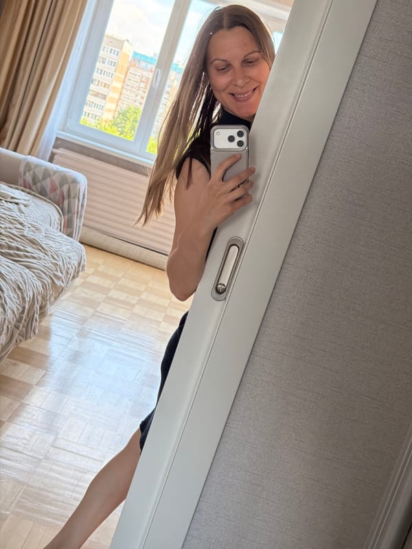 Woman documents quiet Saturday afternoon at home in Izhevsk