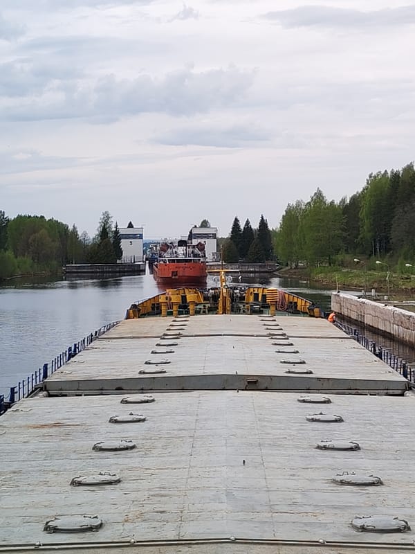 Barge mooring operations documented in Alekseevskoe canal